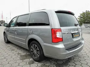 Lancia Voyager S 2.8 CRD 7 Sitze Navi TÜV Neu+Garantie Bild 5