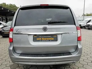 Lancia Voyager S 2.8 CRD 7 Sitze Navi TÜV Neu+Garantie Bild 4