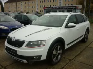 Skoda Octavia 1.8 TSi Combi DSG Scout 4x4 NAVi! XENON! AHK!