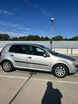 Volkswagen Golf 1.6 FSI Automatik Sportline Bild 2