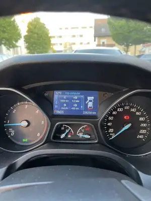 Ford Focus 2.0 TDCi DPF Aut. Titanium Bild 2