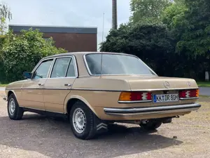 Mercedes-Benz 230 Limousine Bild 2