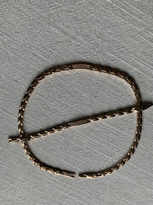 Kette und Armband nicht getragen