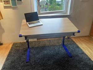 Höhenverstellbarer Kinderschreibtisch mit verstellbarer Platte