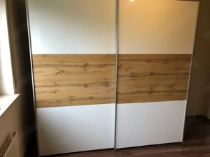 Schwebetürenschrank