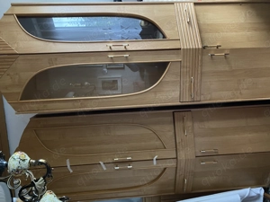 Sessel und Wohnzimmer Schrank 