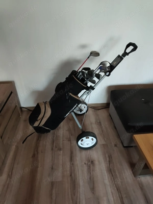 Golfausrüstung mit Caddy und Golfbällen 