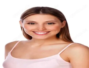 Hier ist eine natürliche junge Frau auf der Suche nach einem Mann zur festen Beziehung