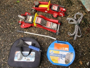 2 Wagenheber mit Drehgriff + Schneeketten + Abschleppseil