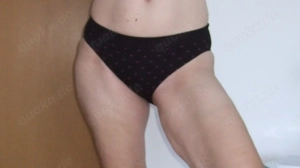 Slip schwarz mit kleinen Herzchen getragen