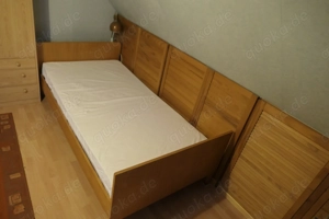 Bett mit Echtholzfunier