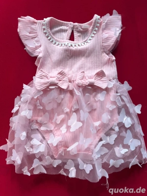 Rosa Kleid mit Schmetterlings-Tüll
