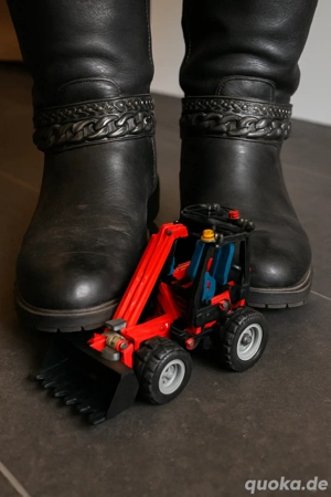    Exklusives Video: Stiefeletten crushen LEGO Technic-Fahrzeug   