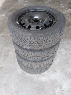 Winterreifen 185 60 R 15 T auf 5-Loch-Felgen