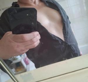 Polizist und Gangster(in) spielen mit "festnehmen, verhören", und, und, und....