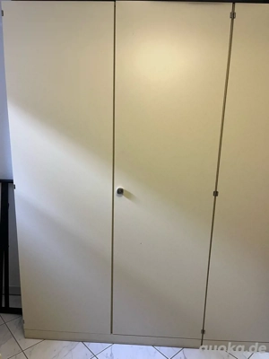 1 Schrank mit 5 Regalen