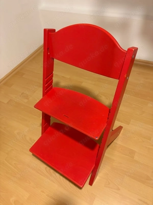 Hochstühle (x 2) aus Holz (Farben Rot und Blau)