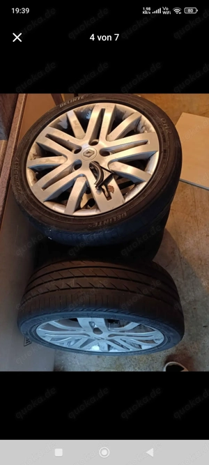 Autoreifen mit Felgen.