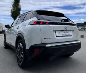 Peugeot 2008 GT Pack 136 Elektro Bild 4