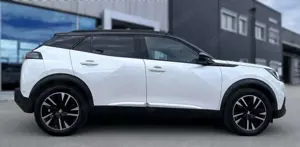 Peugeot 2008 GT Pack 136 Elektro Bild 5