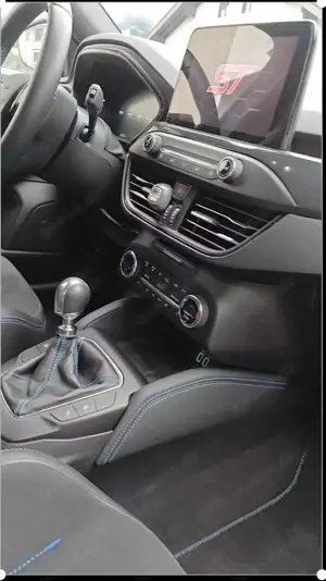 Ford Focus 2.3 ecoboost ST ss 280cv Bild 5
