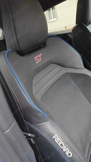 Ford Focus 2.3 ecoboost ST ss 280cv Bild 3