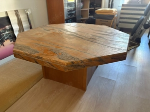 Wohnzimmertisch mit großer Steinplatte