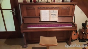 schönes älteres Klavier mit Hocker