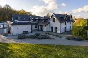 Einfamilienhaus freistehend 6483 m  mit Poolhaus & Schwimmteich