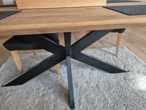 Tisch mit massiver Holzplatte für das Esszimmer