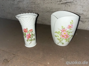 2 Vintage-Porzellanvasen   mit Blumenmotiv      sehr guter Zustand