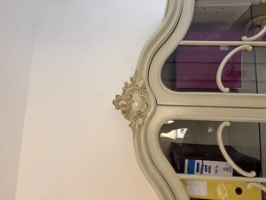 Möbel beige antik mit Verzierungen - München 