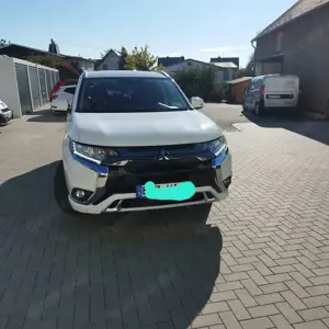 Mitsubishi Outlander 2.4 4WD Plug-In Hybrid Bild 2
