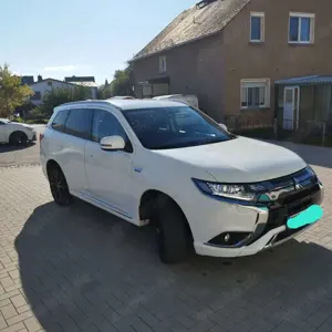 Mitsubishi Outlander 2.4 4WD Plug-In Hybrid Bild 3