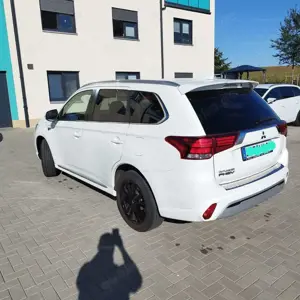 Mitsubishi Outlander 2.4 4WD Plug-In Hybrid Bild 5