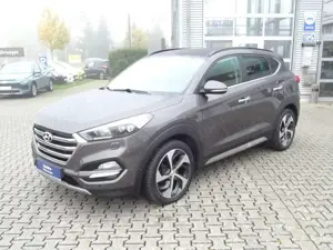 Hyundai TUCSON Diesel 2.0 CRDi 4WD Automatik Style Panodach Navi