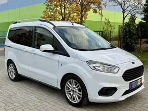 Ford Tourneo Courier Titanium, Navi, R-Kamera, PDC, CarPlay,DAB,SHZ,NSW