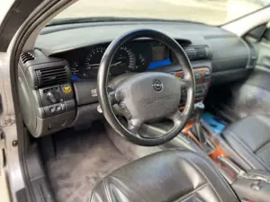 Opel Omega 3.0 MV6 Bild 2