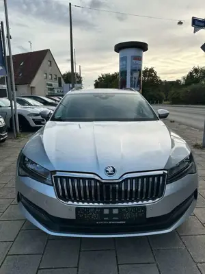 Skoda Superb Combi Ambition 1HAND/8FACH/NAVI Bild 2