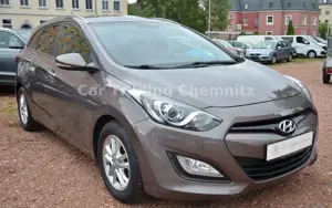 Hyundai i30 cw 1.6 Automatik Klimaautomatik Sitzheizung Bild 3