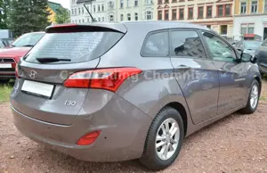 Hyundai i30 cw 1.6 Automatik Klimaautomatik Sitzheizung Bild 5