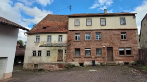 Wohnhaus mit Mühle, Wiese und Garagen