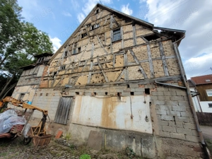 Wohnhaus mit Mühle, Wiese und Garagen Bild 3