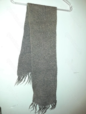 Schöner Winterschal aus Wolle in den Farben senf-blau melliert