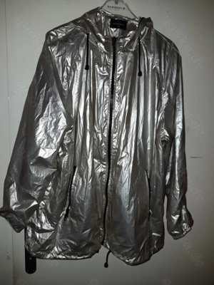 Leichte Jacke mit Kapuze in Größe 48
