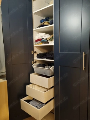 Ikea Pax Schrankwand mit blauen Türen