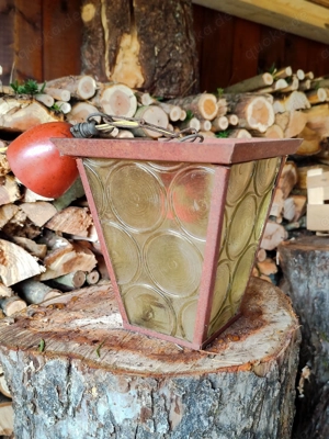 Haushaltsauflösung: alte rote Lampe mit gelben Gläsern