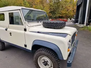 Land Rover Defender 110 300TDI mit neuem Zahnriemen, rostfrei