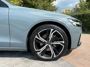 Volvo V60 ULTIMATE DARK +360+STANDHZG+AHK+19"PRIVACY Bild 4