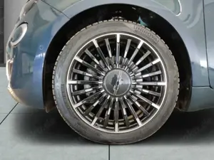 Fiat 500e La Prima Navi Soundsystem JBL Panorama Bild 4